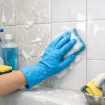 kak-efektivno-da-pochistite-plochkite-v-banyata-do-blyasak-taynite.png